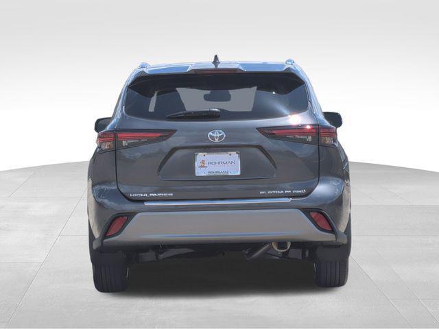 used 2025 Toyota Highlander car, priced at $56,999