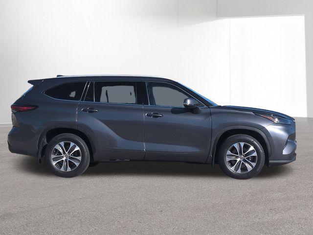 used 2022 Toyota Highlander car, priced at $36,999