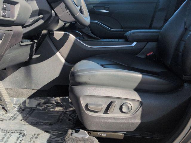 used 2022 Toyota Highlander car, priced at $36,999
