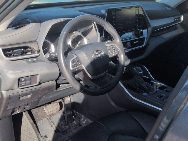 used 2022 Toyota Highlander car, priced at $36,999