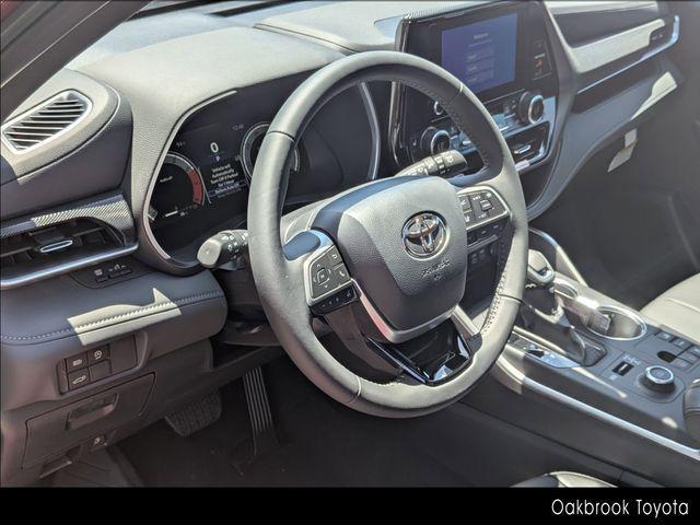 used 2025 Toyota Highlander car, priced at $51,999