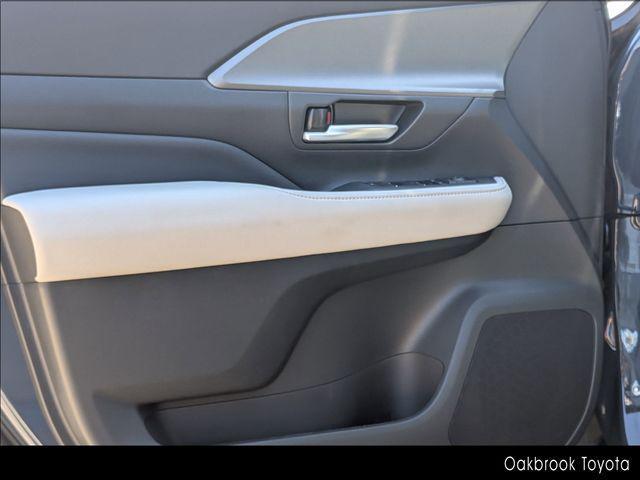 used 2025 Toyota Highlander car, priced at $44,999