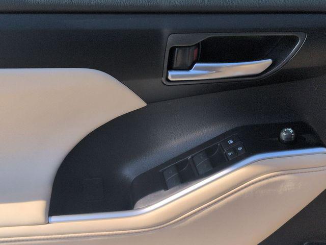 used 2025 Toyota Highlander Hybrid car, priced at $51,999