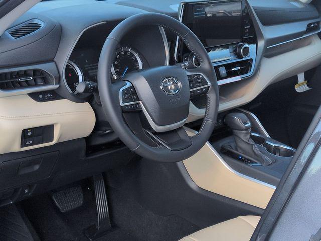 used 2025 Toyota Highlander Hybrid car, priced at $51,999