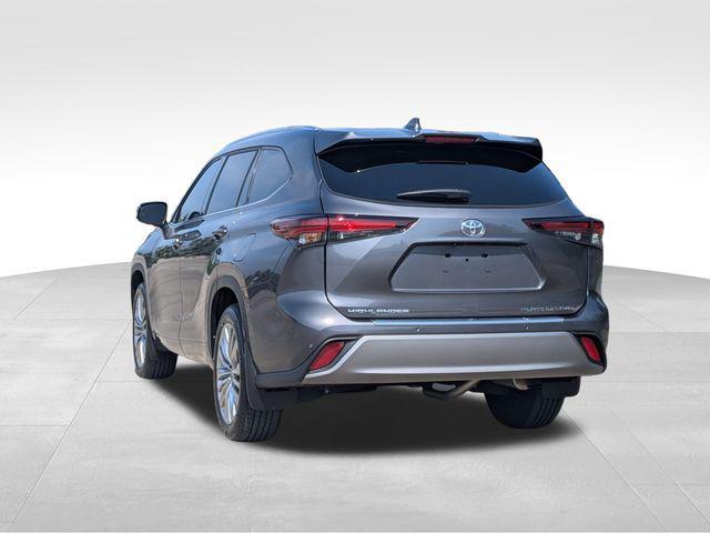used 2024 Toyota Highlander car, priced at $48,658