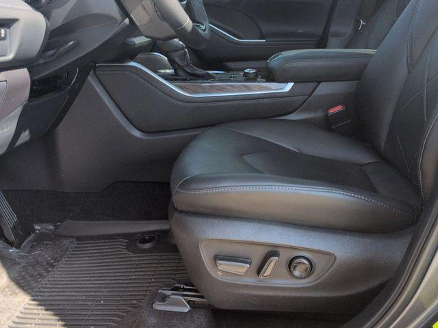 used 2024 Toyota Highlander car, priced at $47,999