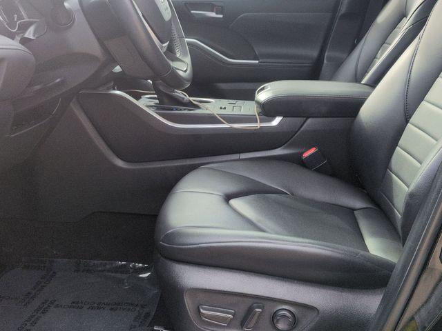 used 2023 Toyota Highlander car, priced at $39,990