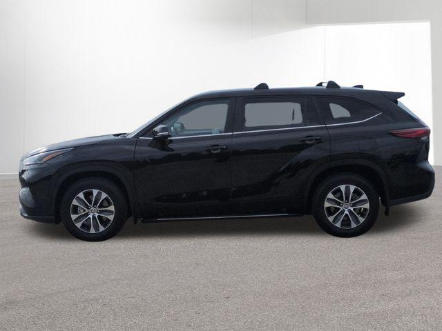 used 2023 Toyota Highlander car, priced at $39,990