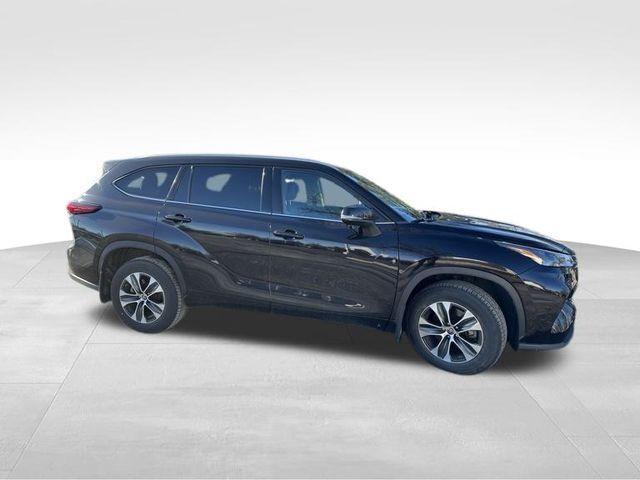 used 2022 Toyota Highlander car, priced at $32,900