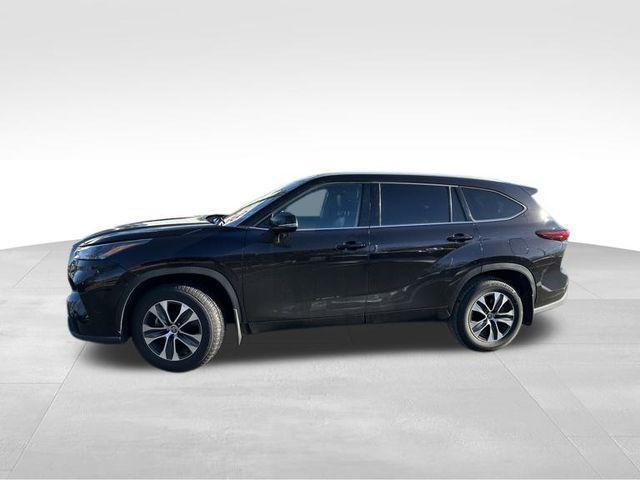 used 2022 Toyota Highlander car, priced at $32,900