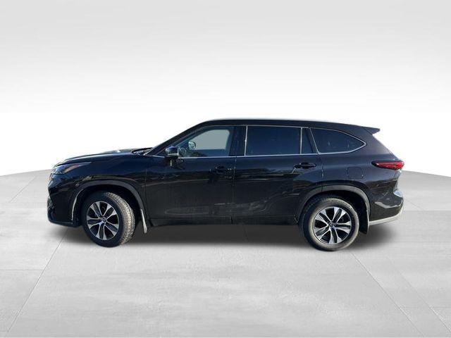 used 2022 Toyota Highlander car, priced at $32,900