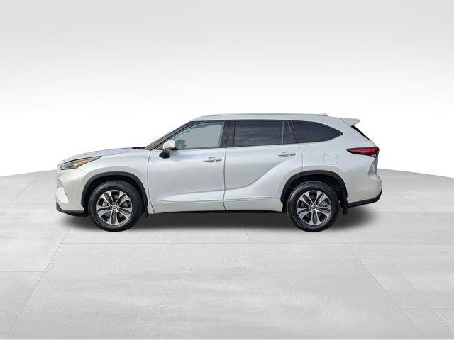 used 2022 Toyota Highlander car, priced at $35,900