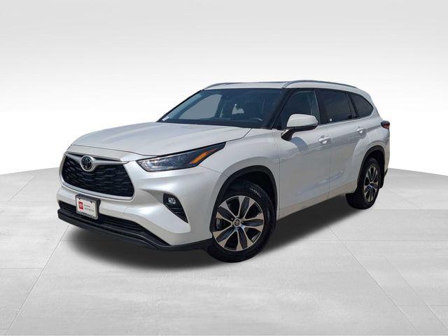 used 2023 Toyota Highlander car, priced at $41,999