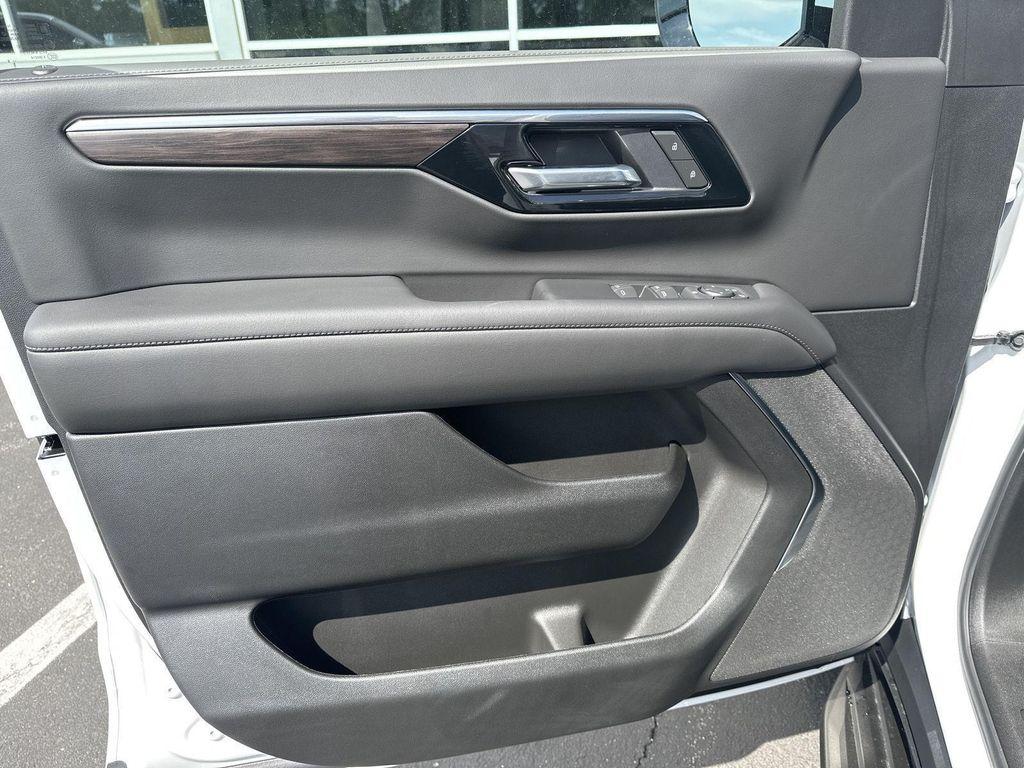 new 2025 Chevrolet Suburban car