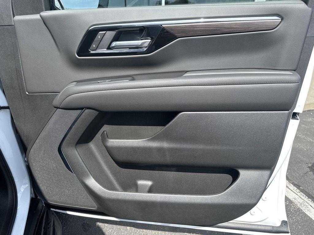 new 2025 Chevrolet Suburban car