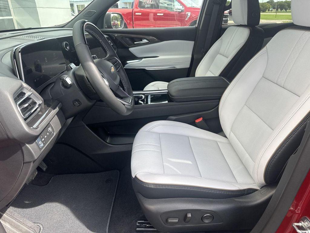 new 2025 Chevrolet Traverse car