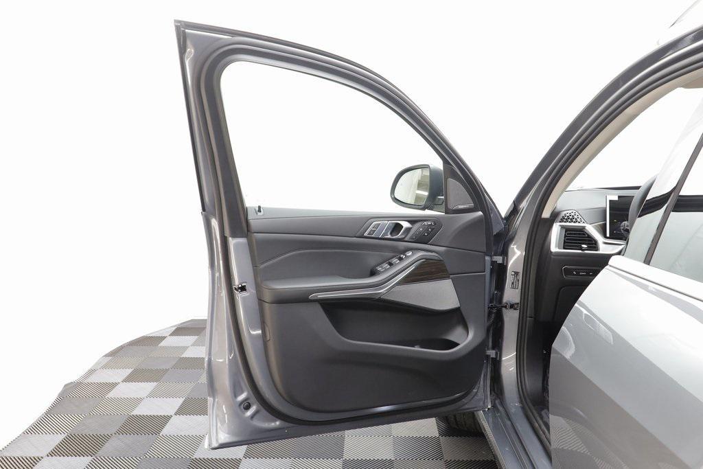 new 2026 BMW X7 car, priced at $99,285