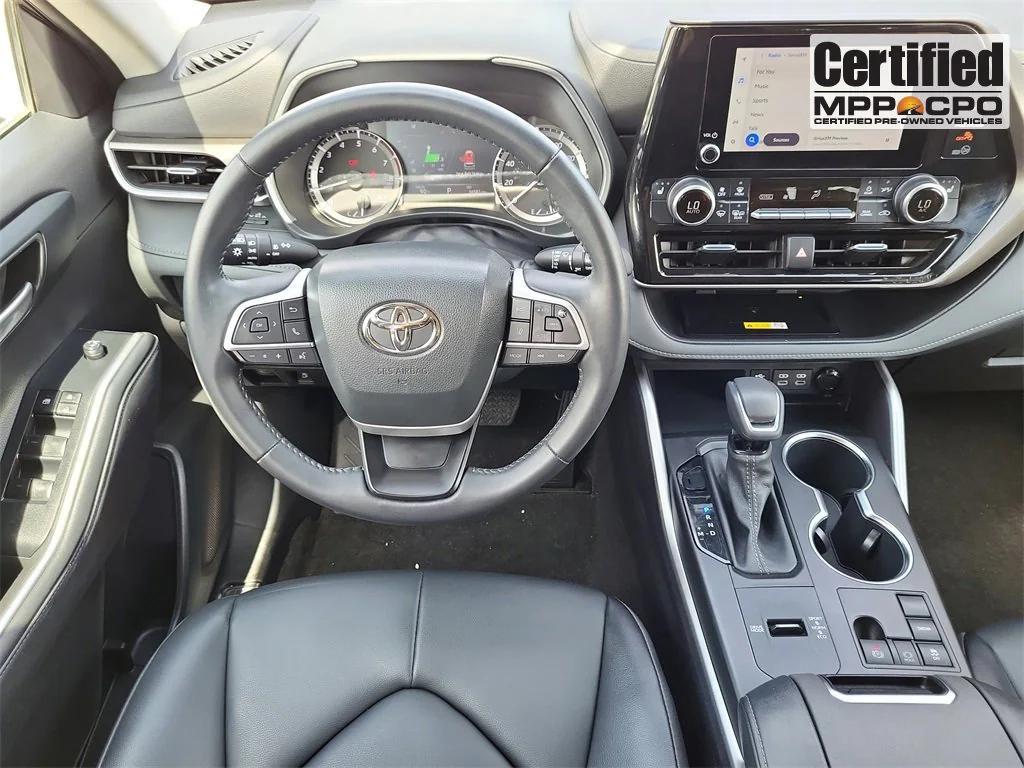 used 2023 Toyota Highlander car, priced at $34,999