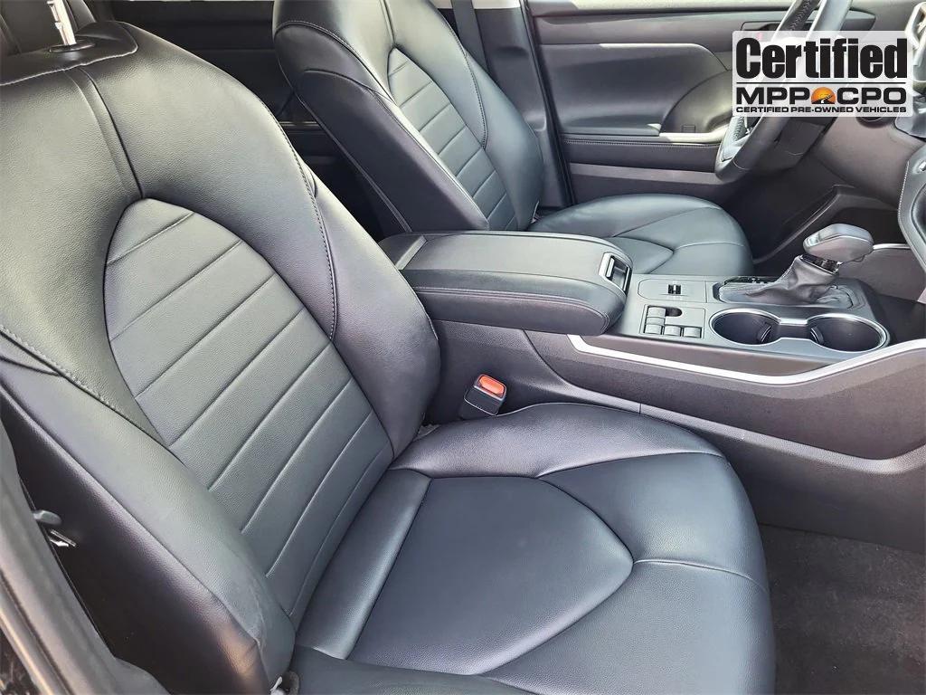 used 2023 Toyota Highlander car, priced at $34,999
