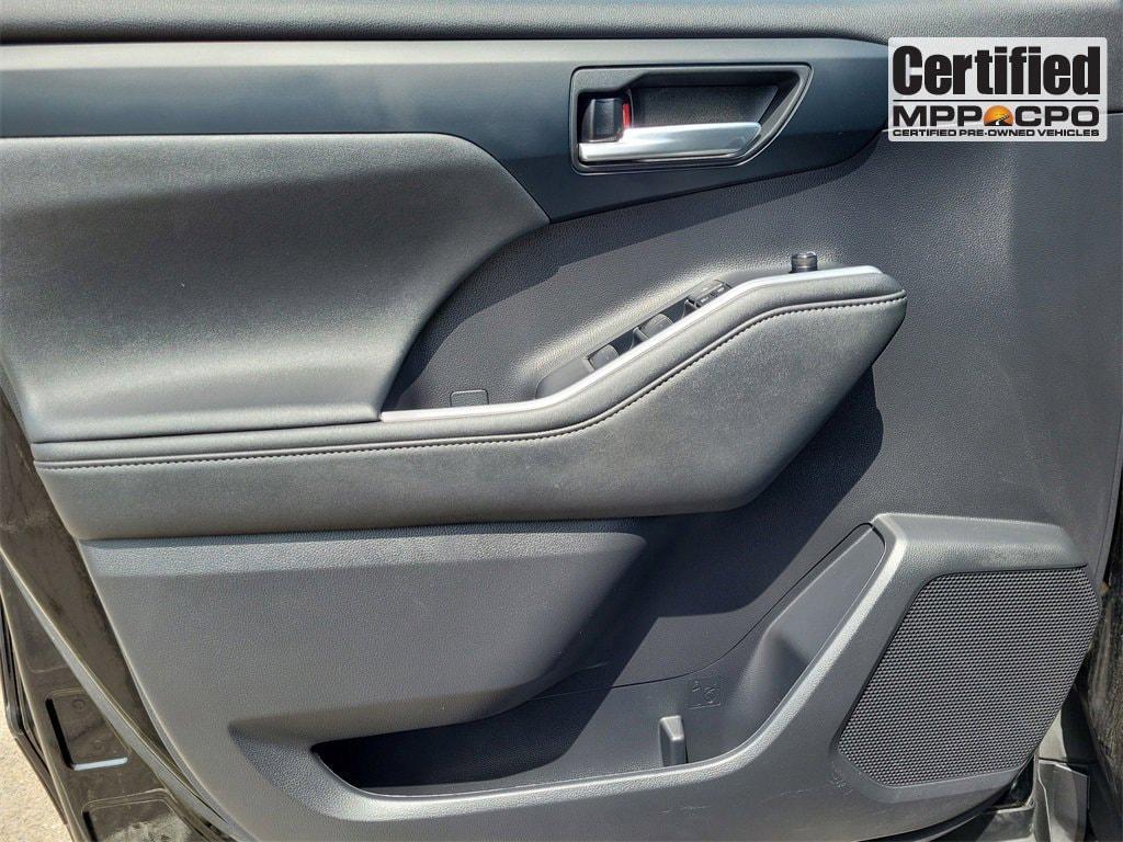 used 2023 Toyota Highlander car, priced at $34,999