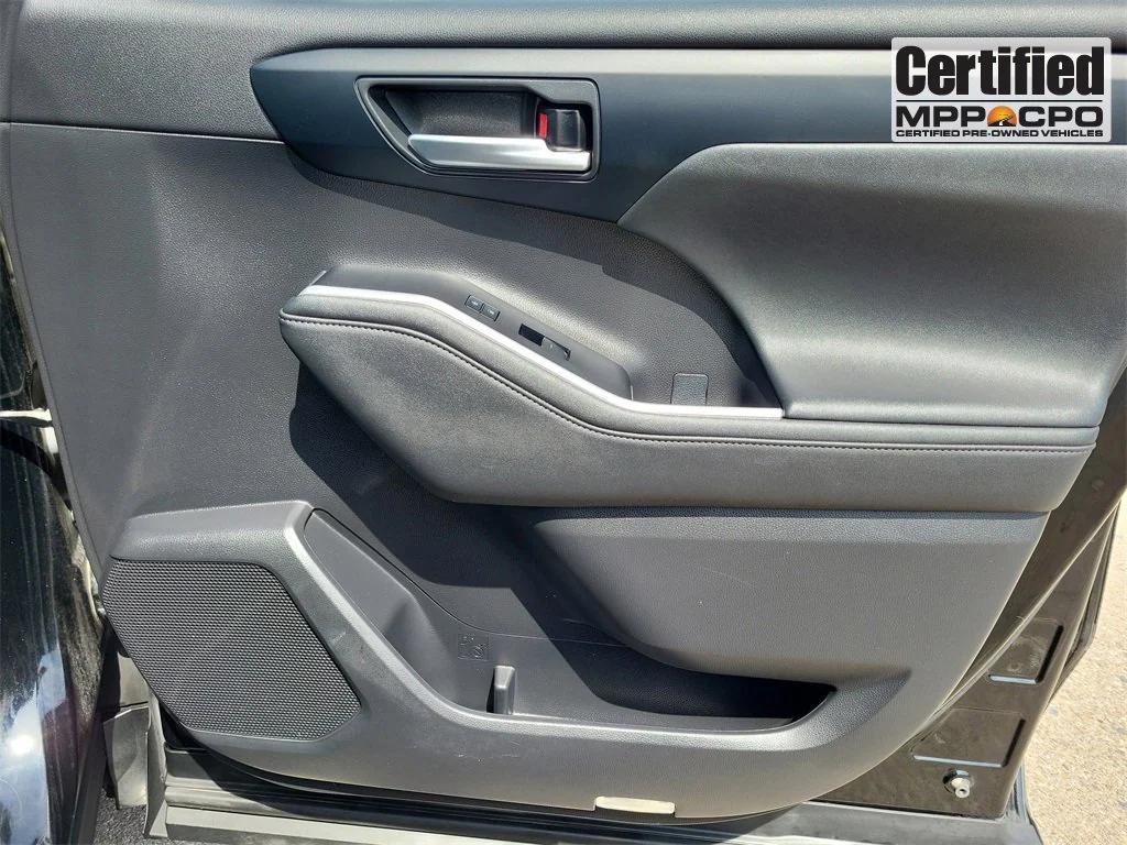 used 2023 Toyota Highlander car, priced at $34,999