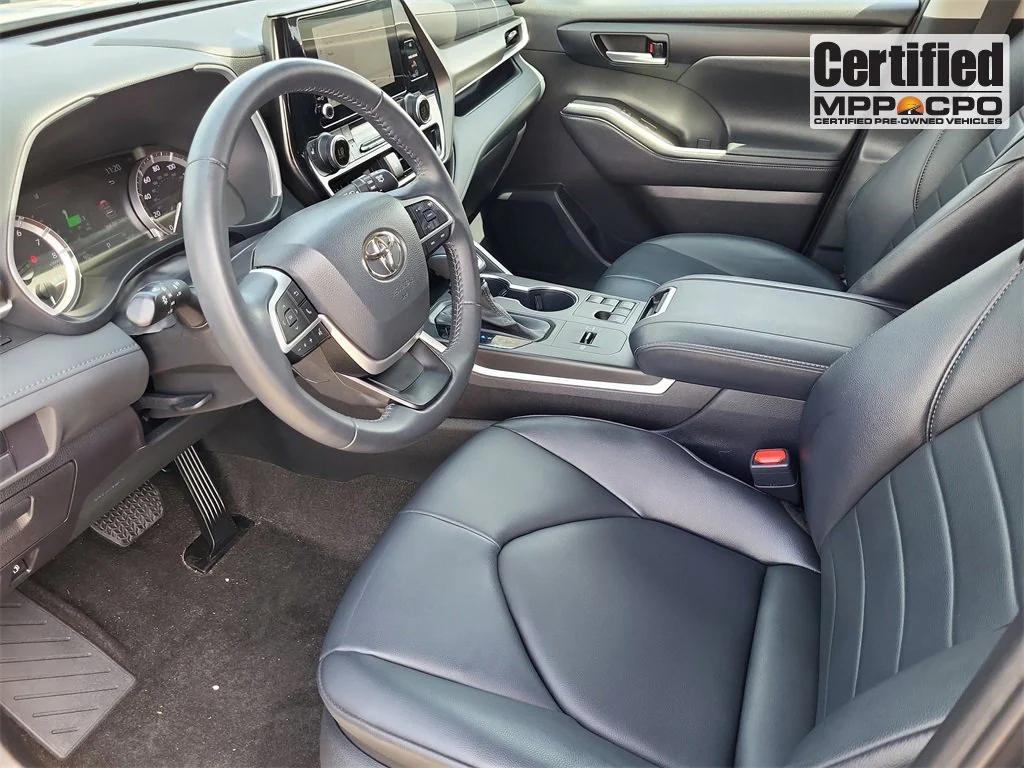 used 2023 Toyota Highlander car, priced at $34,999