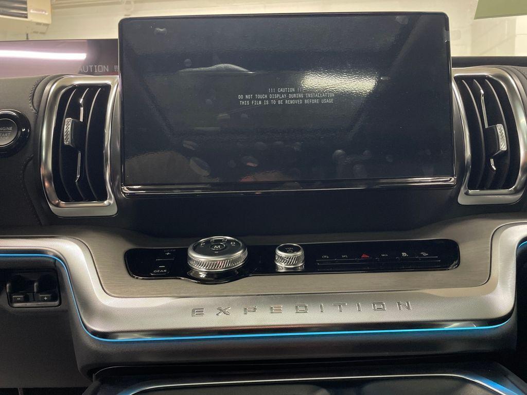 new 2025 Ford Expedition car, priced at $75,097