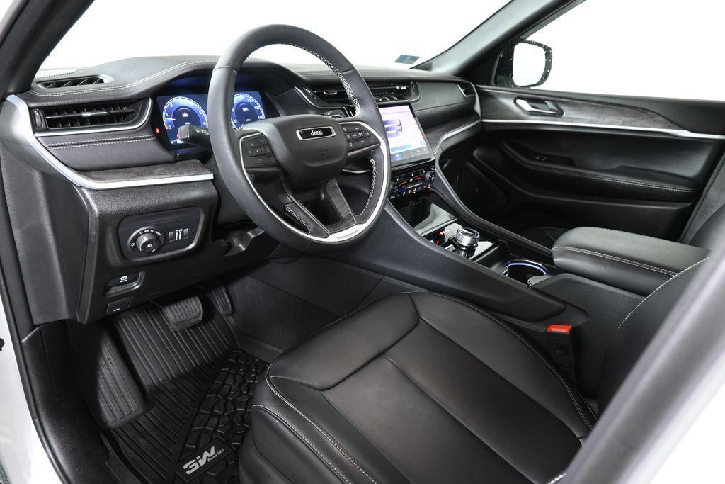 used 2025 Jeep Grand Cherokee car, priced at $40,979