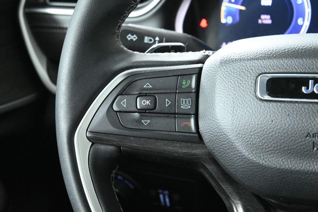 used 2025 Jeep Grand Cherokee car, priced at $40,979