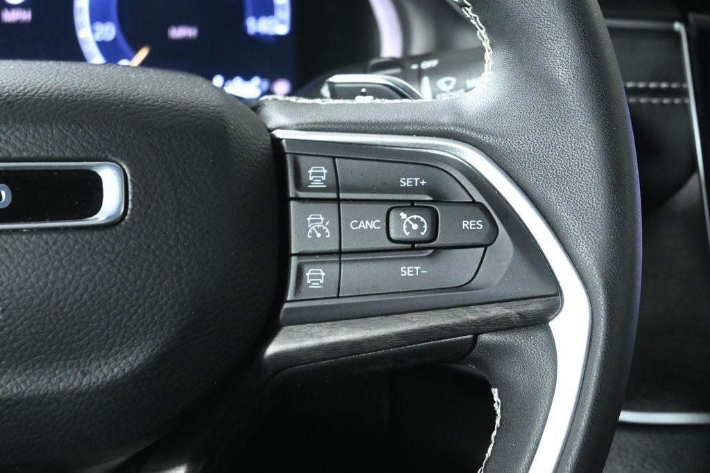 used 2025 Jeep Grand Cherokee car, priced at $40,979