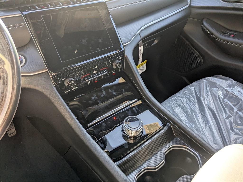 new 2025 Jeep Grand Cherokee car, priced at $44,560