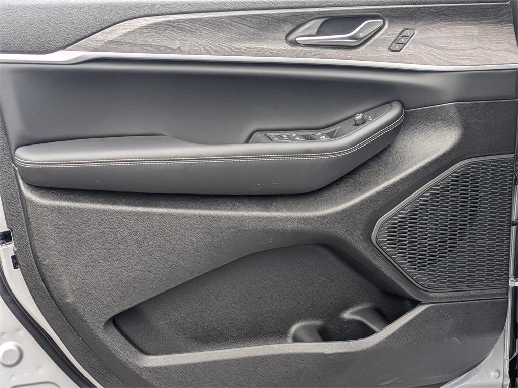 new 2025 Jeep Grand Cherokee car, priced at $50,121