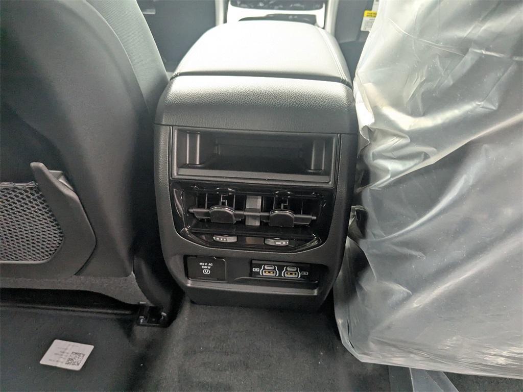 new 2025 Jeep Grand Cherokee car, priced at $43,500