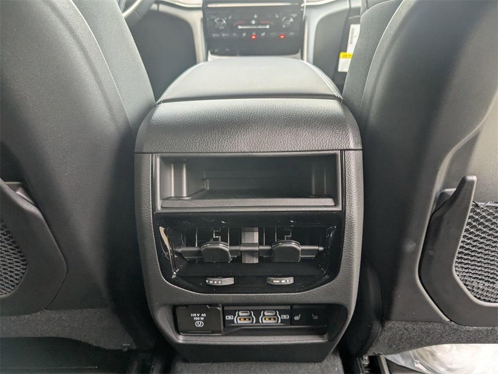 new 2025 Jeep Grand Cherokee car, priced at $44,581