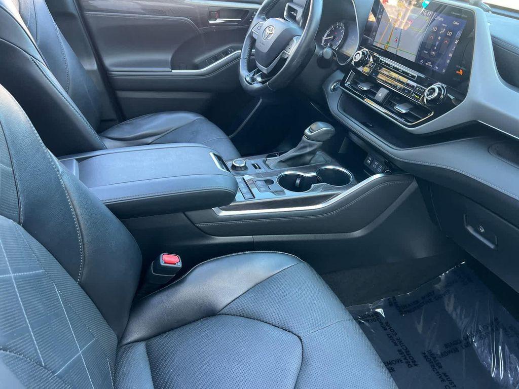 used 2022 Toyota Highlander car, priced at $39,981