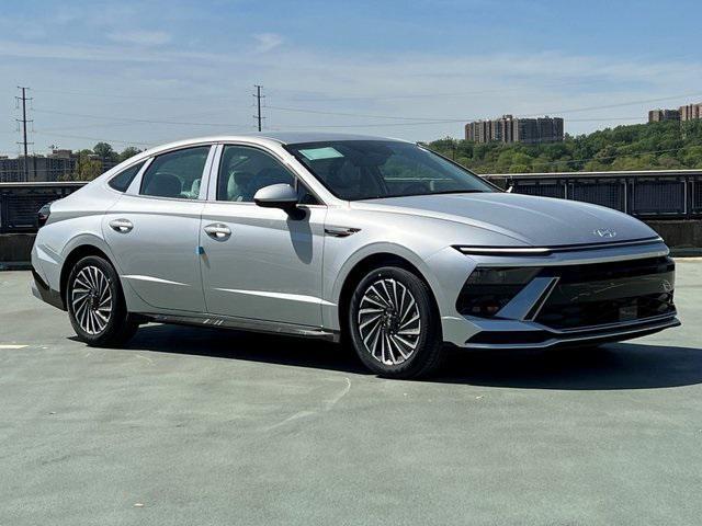 new 2025 Hyundai Sonata Hybrid car, priced at $33,070