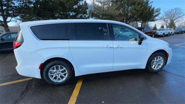 new 2024 Chrysler Pacifica car, priced at $40,397