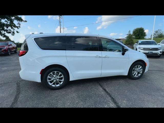 new 2024 Chrysler Pacifica car, priced at $40,988