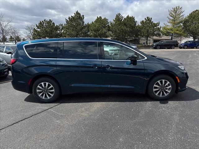 new 2025 Chrysler Pacifica Hybrid car, priced at $45,334