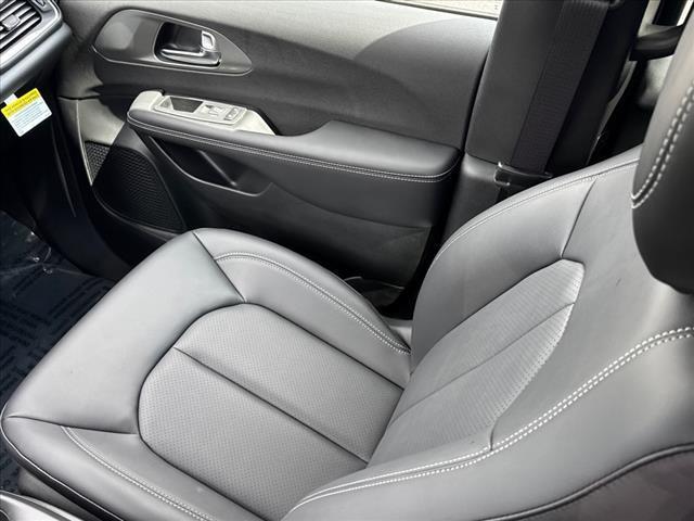 new 2025 Chrysler Pacifica Hybrid car, priced at $45,334
