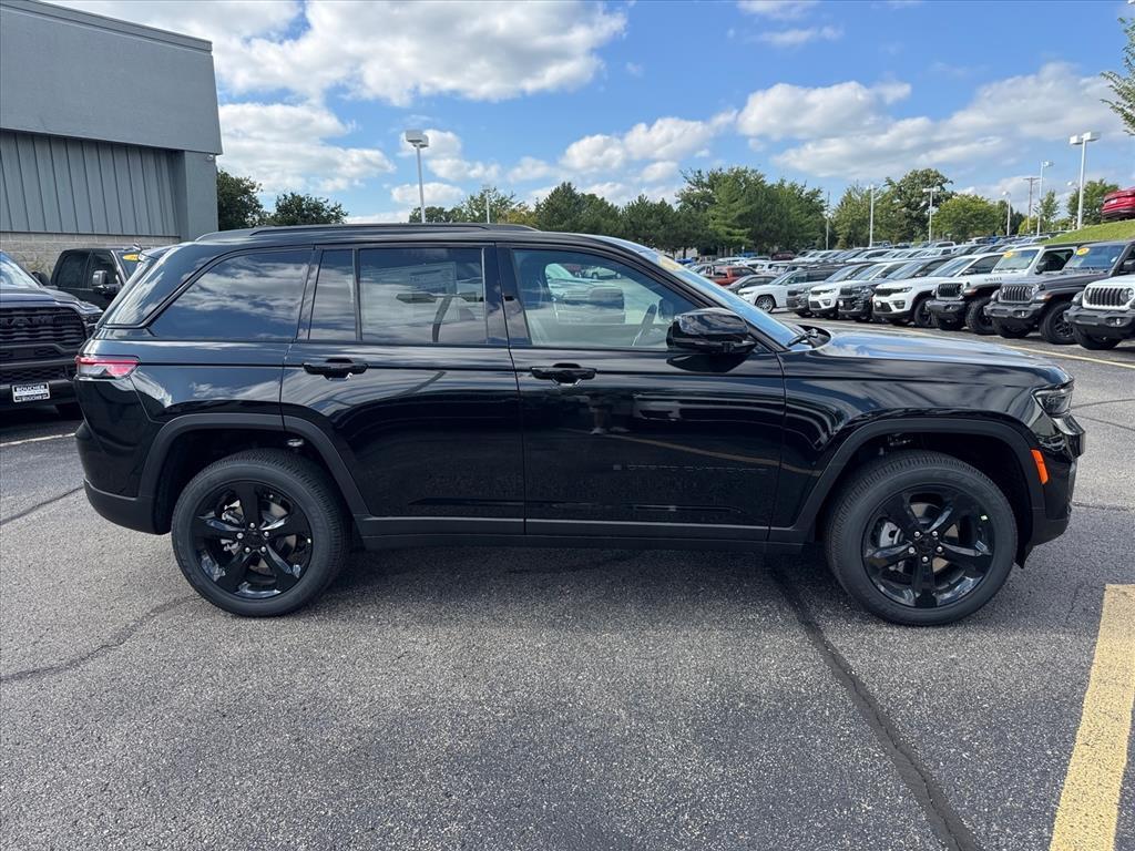 new 2025 Jeep Grand Cherokee car, priced at $43,628
