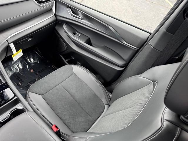 new 2025 Jeep Grand Cherokee car, priced at $44,011