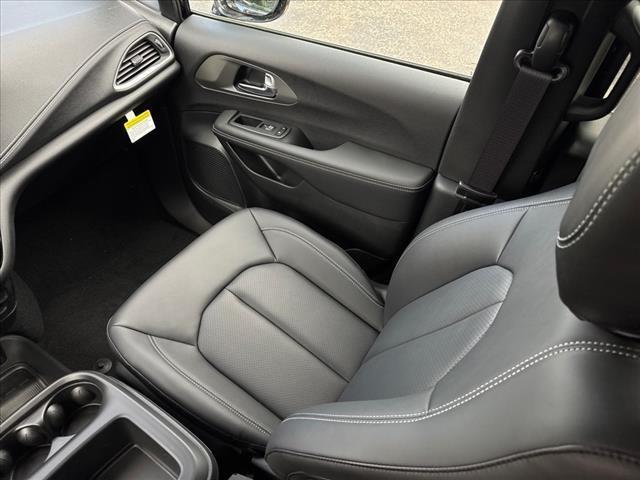new 2025 Chrysler Pacifica Hybrid car, priced at $44,888