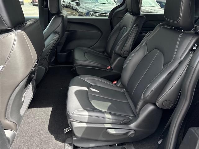 new 2025 Chrysler Pacifica Hybrid car, priced at $44,888