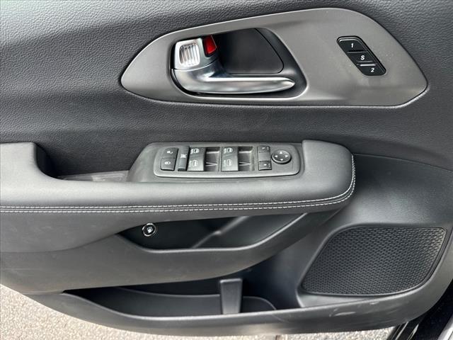 new 2025 Chrysler Pacifica Hybrid car, priced at $44,888