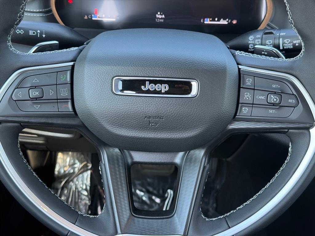 new 2025 Jeep Grand Cherokee car, priced at $38,201