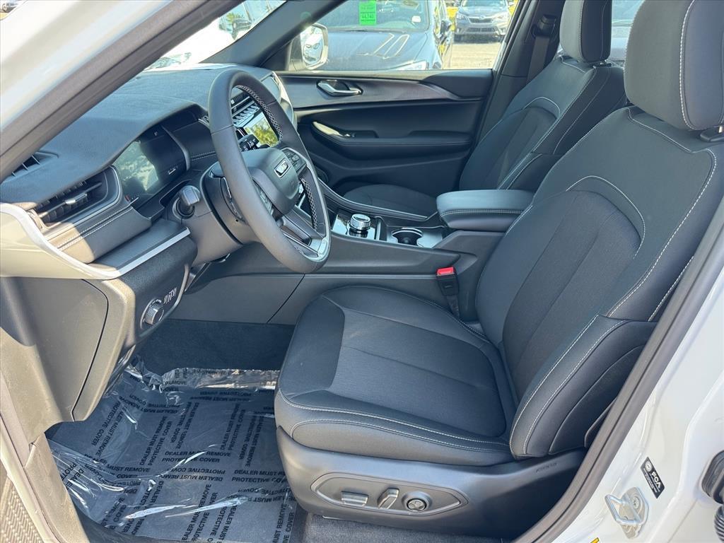 new 2025 Jeep Grand Cherokee car, priced at $38,201