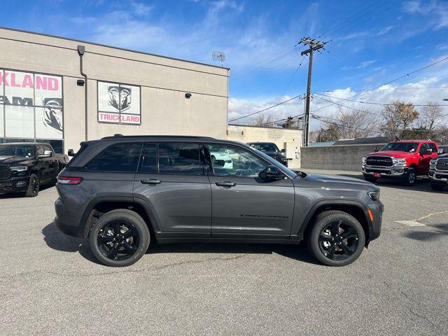 new 2025 Jeep Grand Cherokee car, priced at $45,112