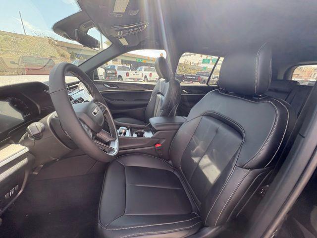 new 2025 Jeep Grand Cherokee car, priced at $40,752