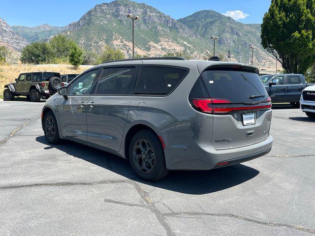 new 2025 Chrysler Pacifica Hybrid car, priced at $43,603